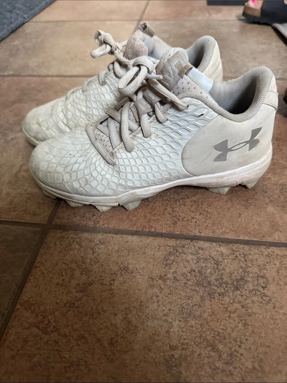 Under Armour Kids Beige/Off-White softball Cleats